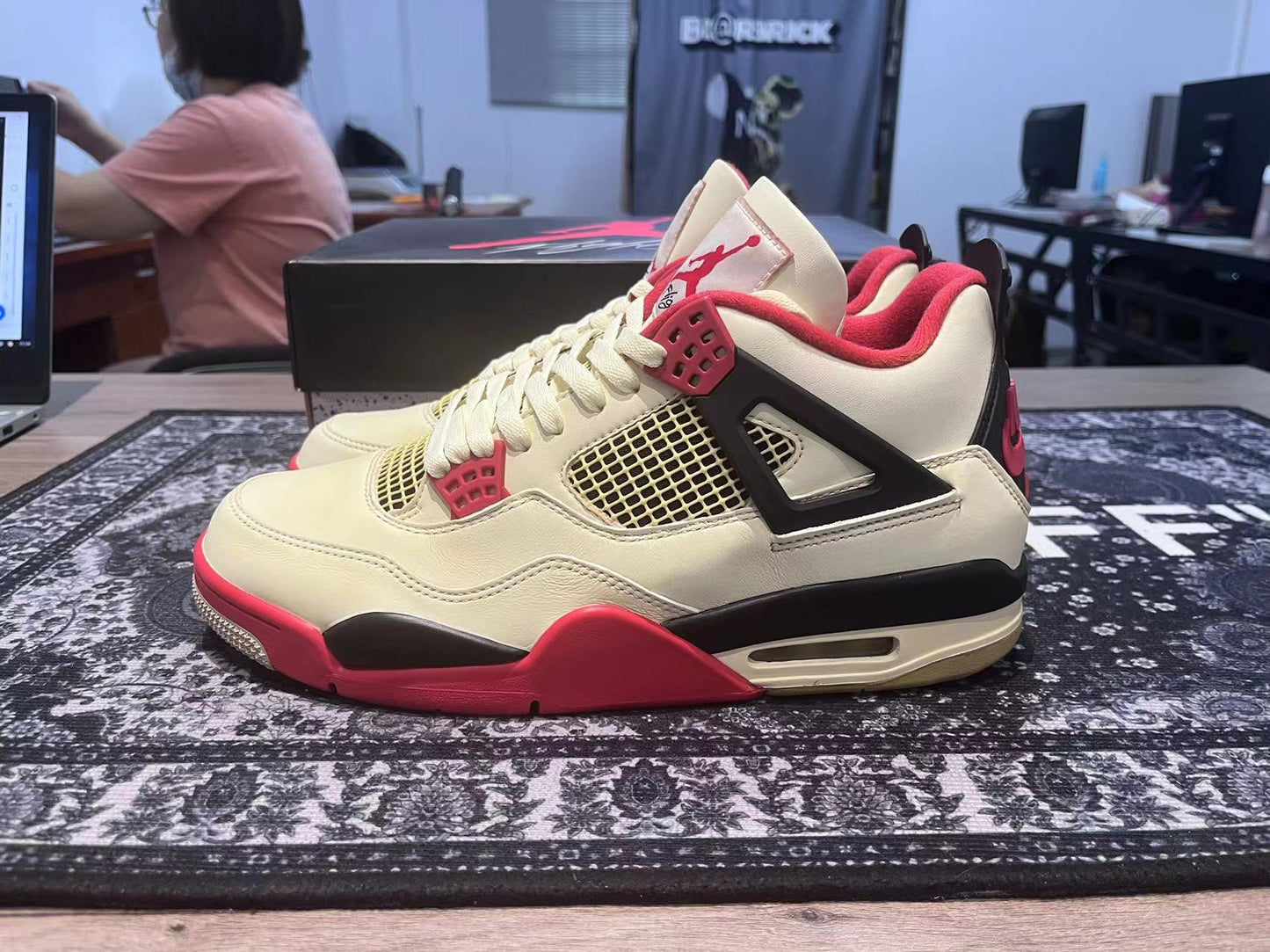 Nike Air Jordan 4 fire red