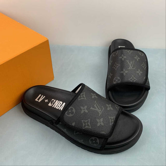 Chinelo Louis Vuitton x NBA -  Black e Gold