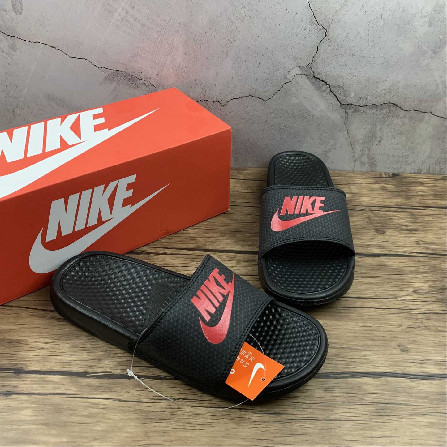 Chinelo Nike - Benassi Preto e Vermelho